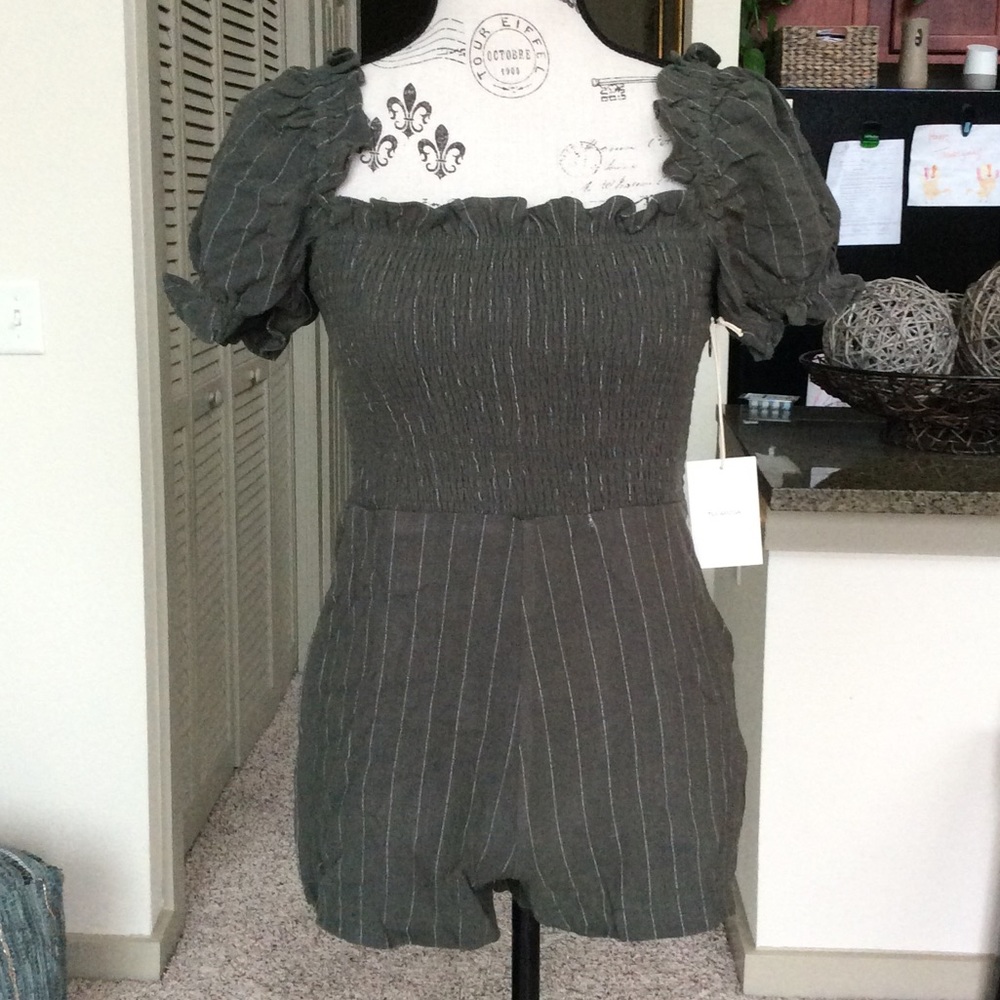 🎉 Cute Tularosa Romper 🎉 - Picture 3 of 8